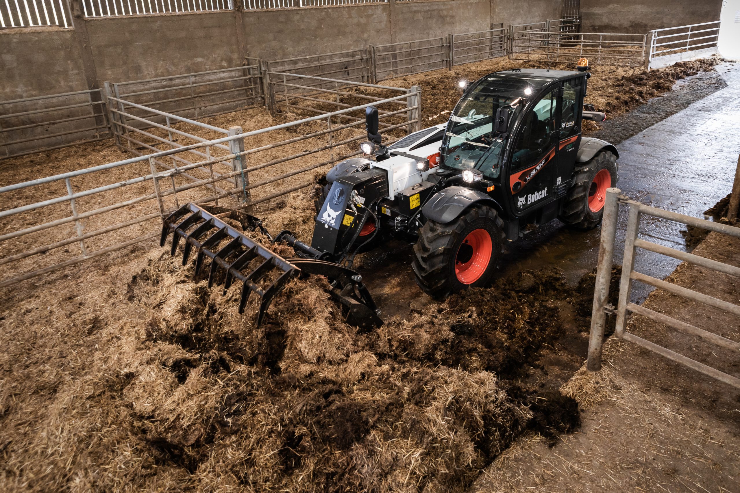 TLS-TL38.70HF R-series-bucket grapple-agriculture-210421-action_15
